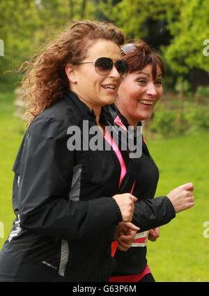 Cancro Ricerca corsa per la vita a Dulwich. Nadia Sawalha e Lorraine Kelly partecipano al Cancer Research UK Race for Life di Dulwich, Londra. Foto Stock