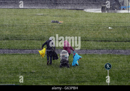 La pioggia torrenziale spinge i corridori fuori dall'ippodromo per cercare rifugio durante il Betfred Dante Stakes Day del Dante Festival 2013 all'ippodromo di York. PREMERE ASOCATION Photo (Foto DI ASSOCAZIONE). Data immagine: Giovedì 16 maggio 2013. Guarda la storia della Pennsylvania RACING York. Il credito fotografico dovrebbe essere: John Giles/PA Wire Foto Stock