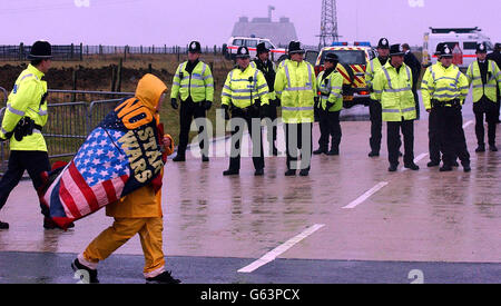 Un protessore CND alla base dei Fylingdales della RAF Moors a North York, dove era in visita il generale americano Lt Kasth. La protesta è in corso perché gli attivisti del CND pensano che la base sia utilizzata per il controverso programma Star Wars. * nonostante il freddo gelido e la pioggia torrenziale oltre 30 dimostranti avvolti in impermeabilizzanti e termals hanno reso il loro punto di vista chiaro agitando striscioni, puntine e cartelli. Uno ha dichiarato: "US Space Command, Killers, Cowards, Criminal Creeps, Hands Off Flyingdale". Foto Stock