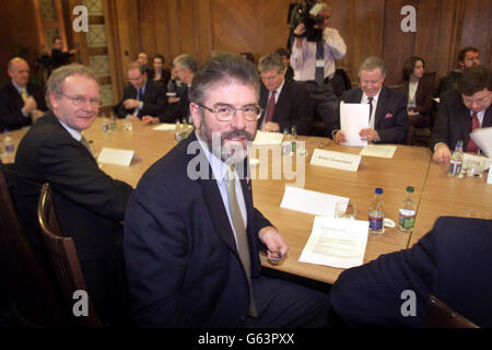 Il presidente del Sinn Fein Gerry Adams (centro) con il ministro dell'Istruzione Martin McGuinness (sinistra), prende posto di fronte al ministro irlandese degli Affari esteri Brian Cowan e al segretario di Stato britannico Paul Murphy, giovedì 21 novembre 2002, per la prima tornata di colloqui volti a ristabilire la devoluzione nell'Irlanda del Nord. Entrambi i governi hanno invitato ciascuna parte a valutare i problemi del processo di pace e le modalità con cui l'accordo del Venerdì Santo potrebbe essere portato a termine in toto. Foto Stock