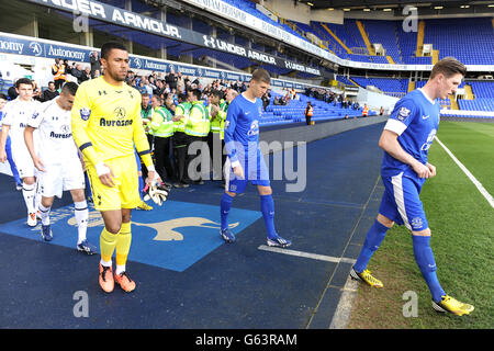 Calcio - Barclays U21 League - Play-Off - semifinale - Tottenham Hotspur U21 v Everton U21 - White Hart Lane. I giocatori di entrambe le squadre si dirigono in campo prima del calcio d'inizio Foto Stock