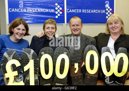 Jane Tomlinson (secondo da sinistra), che ha raccolto 100,000 per la ricerca sul cancro, con suo marito Mike, responsabile eventi nazionali per la ricerca sul cancro Helen Robertson (sinistra) e Angie Jessop, manager della filiale di Rothwell della Yorkshire Building Society, * che ha coordinato la raccolta fondi. Il gruppo ha svelato l'importo che Jane ha sollevato dalle sue tre sfide principali quest'anno - la Maratona di Londra di Flora, il Triathlon di Londra e la corsa del nord di Bupa, alla società di costruzione vicino a Leeds. Foto Stock