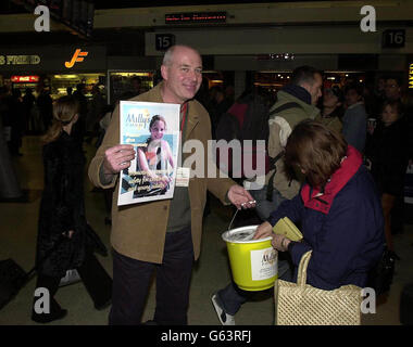 Bob Dowler padre della ragazza della scuola assassinata Milly tiene una collezione alla stazione di Waterloo, Londra in aiuto del fondo di Milly, la carità stabilita per insegnare ai bambini circa la sicurezza personale. Foto Stock