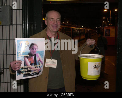 Bob Dowler padre della ragazza della scuola assassinata Milly tiene una collezione alla stazione di Waterloo, Londra in aiuto del fondo di Milly, la carità stabilita per insegnare ai bambini circa la sicurezza personale. Foto Stock