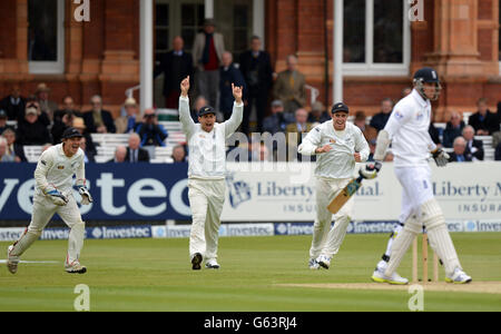 Bradley-John Watling della Nuova Zelanda (a sinistra) Ross Taylor (seconda a sinistra) e Tim Soulthee (seconda a destra) festeggiano come Stuart Broad (a destra) dell'Inghilterra è dato fuori lbw per 0 durante il primo test al Lord's Cricket Ground, Londra. Foto Stock