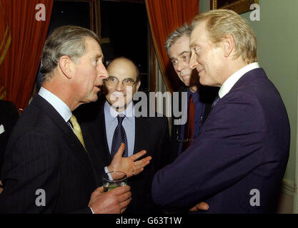 Il Principe del Galles parla con l'attore Charles Dance (a destra), come David Suchet (seconda a sinistra) e Nicholas le Prevost ascoltano, durante un ricevimento per gli attori della Royal Shakespeare Company di cui il Principe è presidente, a Home House, cantrale di Londra. Foto Stock