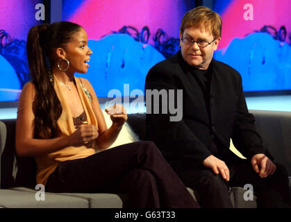 Gli ospiti, la signora Dynamite e Sir Elton John, sono apparsi allo spettacolo Liquid News della BBC, presso il BBC TV Centre di Wood Lane, a ovest di Londra. Foto Stock