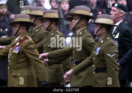 Riflemen dei Royal Gurkha Fucili che prendono parte al servizio del giorno della memoria al Cenotaph in Whitehall, Londra. I Gurkhas del Nepal hanno servito con le forze britanniche dai loro scontri con le truppe dell'East India Company all'inizio del diciannovesimo secolo. Foto Stock