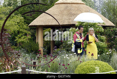 Il presentatore della BBC Nicki Chapman si prepara a trasmettere al RHS Chelsea Flower Show di Londra. Foto Stock