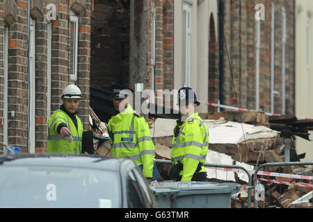 Servizi di emergenza al di fuori dei resti di una casa in Wright Street, Newark che è stato distrutto in un'esplosione. Foto Stock