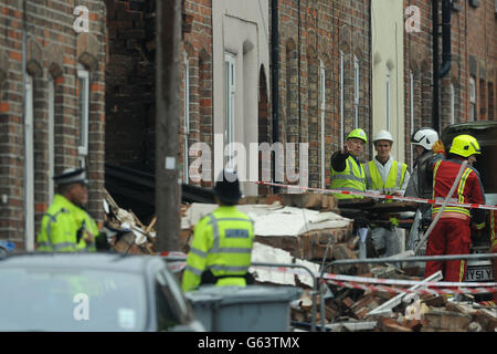 Servizi di emergenza al di fuori dei resti di una casa in Wright Street, Newark che è stato distrutto in un'esplosione. Foto Stock