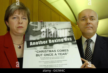 Iain Duncan Smith (a destra) il leader del partito conservatore con la presidente di partito Theresa May, al lancio di una campagna per la creazione di poster per contribuire a ridurre l'aumento della violenza domestica, a Westminster. * il manifesto, che era l'idea di Caroline Spelman, il ministro ombra per le donne, sostiene che ogni anno due donne sono assassinate dai loro partner ogni settimana, e una donna su quattro è probabile che sperimentino violenza domestica in Gran Bretagna. Foto Stock