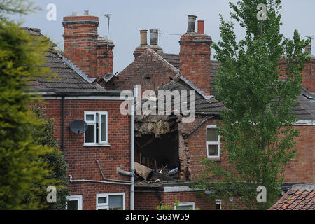 I resti di una casa in Wright Street, Newark che è stato distrutto in un'esplosione. PREMERE ASSOCIAZIONE foto. Data immagine: Lunedì 20 maggio 2013. Guarda la storia di PA BLAST House. Il credito fotografico dovrebbe leggere: Joe Giddens/PA WireI resti di una casa in Wright Street, Newark che è stato distrutto in un'esplosione. PREMERE ASSOCIAZIONE foto. Data immagine: Lunedì 20 maggio 2013. Guarda la storia di PA BLAST House. Il credito fotografico dovrebbe essere: Joe Giddens/PA Wire Foto Stock