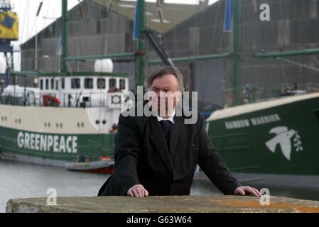 Keith Fisher, ex leader del Labour council, a Hartlepool con il Rainbow Warrior di Greenpeace. Erano a Hartlepool per parlare dei piani proposti per una nuova centrale elettrica. * il gruppo ambientalista ha avvertito che le città e le comunità di tutto il paese non sono disposte ad accettare più centrali nucleari alle loro porte. Foto Stock