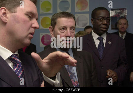 Il segretario di casa David Blunkett (centro) e il segretario della salute Alan Milburn (sinistra) parlano con i lavoratori della carità di assistenza sociale Turning Point Hungerford Project nel centro di Londra mentre il direttore generale di Turning Point, Lord Victor Adebowale (seconda a destra) guarda avanti. * il Segretario di Stato ha pubblicato martedì una strategia aggiornata in materia di droga con un aumento dei finanziamenti, di cui una percentuale significativa sarà mirata a mettere in cura i trasgressori che utilizzano droghe. Foto Stock