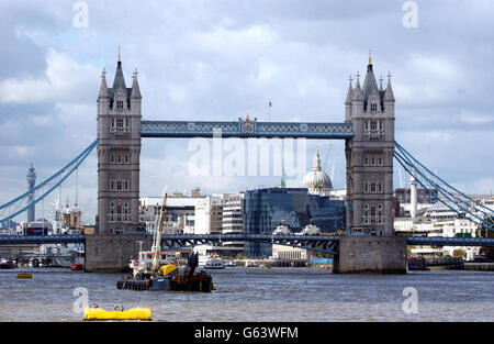 Una vista generale del Tower Bridge presa dal Tamigi. Una vista generale del Tower Bridge presa dal Tamigi. Foto Stock