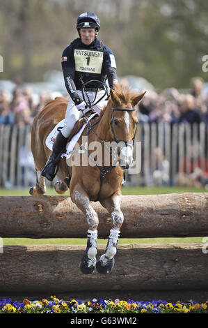 La Gran Bretagna Oliver Townend su Armada salta il lago nel fondo durante il quarto giorno delle prove ippiche di Badminton a Badminton, Gloucestershire. Foto Stock