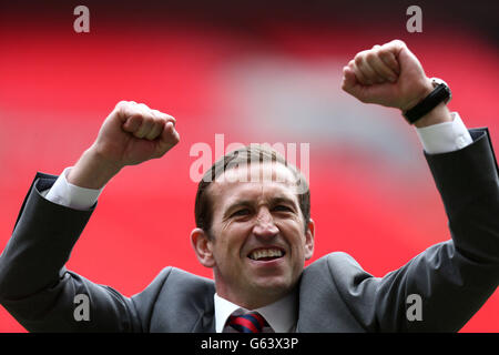 Justin Edinburgh, manager della contea di Newport, celebra la vittoria dopo la finale di Play-Off della Blue Square Premier League al Wembley Stadium di Londra. Foto Stock