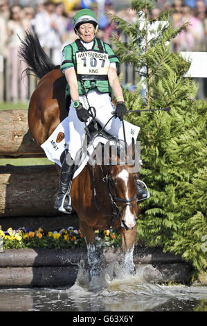 La Great Britain's Mary King on Kings Temptress salta sul lago nel fondo durante il quarto giorno delle prove ippiche di Badminton a Badminton, Gloucestershire. Foto Stock