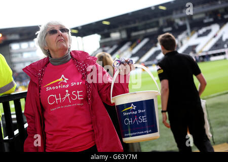 Calcio - Barclays Premier League - Fulham v Reading - Craven Cottage. Il denaro viene raccolto per l'associazione benefica Shooting Star Chase Foto Stock