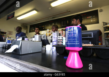 Calcio - Barclays Premier League - Fulham v Reading - Craven Cottage. Il denaro viene raccolto per l'associazione benefica Shooting Star Chase Foto Stock