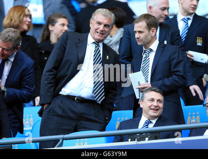 Fa Direttore dello sviluppo del calcio Sir Trevor Brooking (l) con Fa direttore dello sviluppo d'elite Dan Ashworth negli stand prima del calcio di inizio Foto Stock