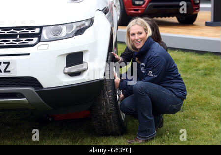 Zara Phillips parla con l'ingegnere della sicurezza funzionale Graduate Verity Atkins mentre lancia la borsa di studio SAGGIA di Range Rover Evoque al Royal Windsor Horse Show di Berkshire. Foto Stock