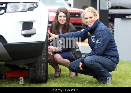 Zara Phillips parla con l'ingegnere della sicurezza funzionale Graduate Verity Atkins mentre lancia la borsa di studio SAGGIA di Range Rover Evoque al Royal Windsor Horse Show di Berkshire. Foto Stock