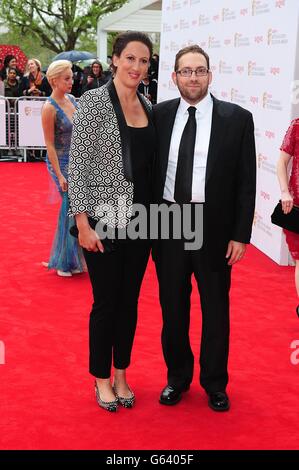 Miranda Hart e ospite in arrivo per il 2013 Arqiva British Academy Television Awards al Royal Festival Hall di Londra. Foto Stock