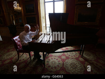 Il professore di musica David Owen Norris ha suonato il più antico pianoforte inglese sopravvissuto, durante la sua installazione prima di andare in mostra ad Apsley House , la casa del suo ex proprietario, il primo duca di Wellington, ad Hyde Park Corner nel centro di Londra. Foto Stock