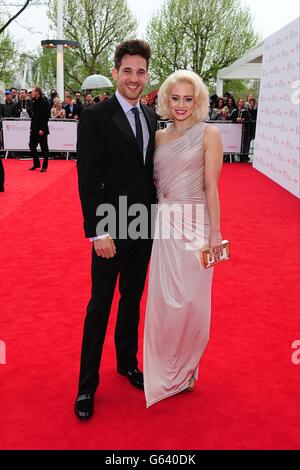 Max Rogers e Kimberly Wyatt in arrivo per il 2013 Arqiva British Academy Television Awards al Royal Festival Hall di Londra. Foto Stock