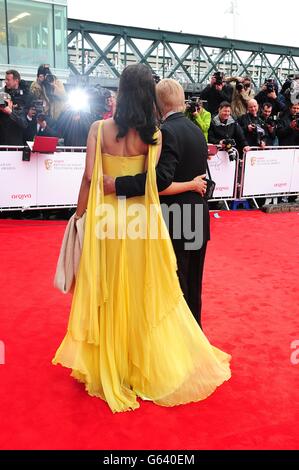 Bruce Forsythe e la moglie Wilnelia Merced arrivarono per il 2013 Arqiva British Academy Television Awards al Royal Festival Hall di Londra. Foto Stock