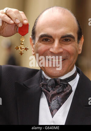Attore David Suchet con la medaglia per ufficiale di divisione civile del più eccellente ordine dell'impero britannico che è stato assegnato a Investitures a Buckingham Palace. La regina ha ammesso che era una fan di David Suchet mentre ha assegnato l'attore di Hercule Poirot un OBE. Foto Stock