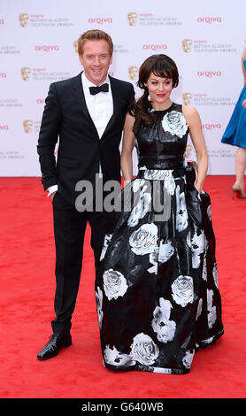 Damian Lewis e la moglie Helen McCrory arrivano per i premi televisivi della British Academy 2013 al Royal Festival Hall di Londra. Foto Stock