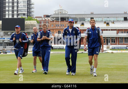 Inghilterra (da sinistra a destra) Johnny Bairstow, Joe Root, Alastair Cook, Jonathan Trott e Nick Compton durante una sessione di reti al Lords Cricket Ground, Londra. PREMERE ASOCATION Photo (Foto DI ASSOCAZIONE). Data immagine: Martedì 14 maggio 2013. Vedi storia della PA CRICKET England. Il credito fotografico dovrebbe essere: Anthony Devlin/PA Wire. Foto Stock