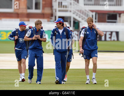 Inghilterra (da sinistra a destra) Johnny Bairstow, Joe Root, Alastair Cook, Jonathan Trott e Nick Compton durante una sessione di reti al Lords Cricket Ground, Londra. PREMERE ASOCATION Photo (Foto DI ASSOCAZIONE). Data immagine: Martedì 14 maggio 2013. Vedi storia della PA CRICKET England. Il credito fotografico dovrebbe essere: Anthony Devlin/PA Wire. Foto Stock