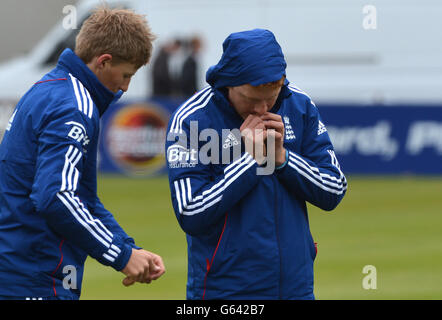 Joe Root dell'Inghilterra (a sinistra) e Johnny Bairstow sentono il freddo durante la sessione di reti al Lords Cricket Ground, Londra. Foto Stock