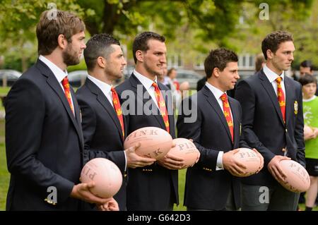 Giocatori Lions britannici e irlandesi (da sinistra a destra) Geoff Parling, Rob Kearney, Sam Warburton, ben Youngs e George North durante una fotocellula al pub Pink Lion di Parsons Green, a ovest di Londra. Foto Stock