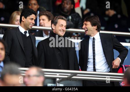L'ex presidente francese Nicolas Sarkozy (al centro) negli stand con Direttore del calcio Leonardo (a destra) e proprietario del santo di Parigi Germain Nasser al-Khelaifi Foto Stock