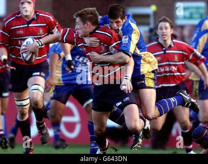 James Forrester (centro) di Gloucester cerca sostegno mentre viene affrontato da Dan Hyde di Leeds durante la partita della Zurich Premiership a Kingsholm, Gloucester. Foto Stock