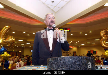 Peter Lewis dal Bingo del castello a Cardiff vincitore del Bingo Caller of the Year Award mostra le sue abilità di chiamata, al Bingo Mecca a Wandsworth, a sud di Londra. * il signor Lewis, che ha chiamato il Bingo da soli 8 mesi, ha vinto una vacanza per due a Las Vegas come suo premio, dopo aver battuto altri quattro finalisti. Foto Stock