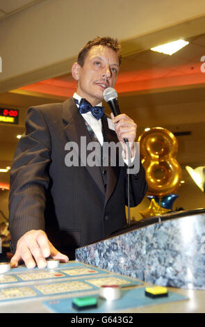 Brian Gillat, 42 anni, del Gala Club di Burnley, rappresenta il nord, durante la finale del Bingo chiamante del Premio dell'anno, al Mecca Bingo di Wandsworth. * Peter Lewis del Bingo del Castello di Cardiff ha vinto il premio. Il sig. Lewis ha chiesto il Bingo da soli 8 mesi, ha vinto una vacanza per due a Las Vegas come suo premio, dopo aver battuto altri quattro finalisti. Foto Stock