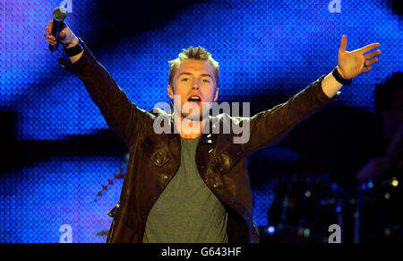 Il cantante Ronan Keating si esibisce sul palco al Smash Hits T4 poll Winners Party presso la London Arena. Foto Stock