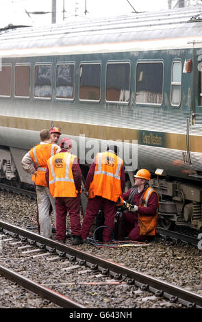 Un treno deragliato è fermo sui binari mentre i lavoratori controllano la situazione, fuori dalla stazione di West Ealing. * il treno da Londra Paddington a Swansea è stato deragliato ieri, dopo che una serie di ruote su una delle carrozze ha lasciato la pista, non ci sono stati danni segnalati tra i passeggeri sul primo treno Great Western. Si prevede che il deragliamento causerà gravi disagi a diverse reti ferroviarie. Foto Stock