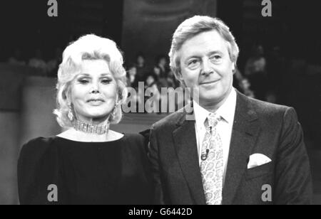 L'attrice Zsa Zsa Gabor presso gli studi di London Weekend Television con il presentatore Michael Aspel per registrare il suo programma di chat. Foto Stock