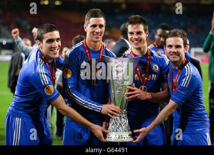 L-R: I giocatori spagnoli di Chelsea Oriol Romeu, Fernando Torres, Cesar Azpilicueta e Juan Mata festeggiano con il trofeo UEFA Europa League Foto Stock