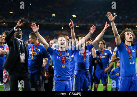L-R: Demba Ba di Chelsea, Fernando Torres, Juan Mata, Cesar Azpilicueta e David Luiz festeggiano al fischio finale Foto Stock