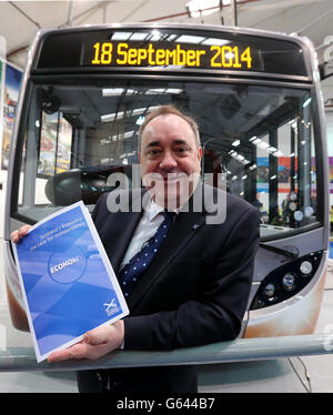 Il primo ministro scozzese Alex Salmond lancia oggi un documento presso i costruttori di pullman Alexander Denis che illustra la forza economica chiave delle nazioni come paese indipendente. Foto Stock