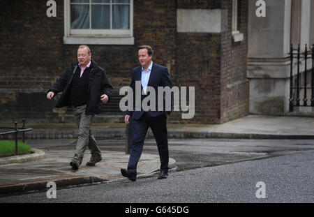 Il primo Ministro David Cameron ritorna dal portare la figlia Firenze a scuola questa mattina prima di presiedere un incontro del Comitato Olimpico e Paralimpico Legale al 10 Downing Street a Londra. Foto Stock