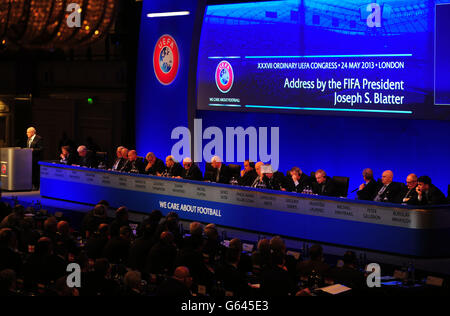 Il presidente della FIFA Sepp Blatter si occupa del congresso durante il XXXVII Congresso Ordinario UEFA presso il Grosvenor House Hotel, Park Lane, Londra. Foto Stock